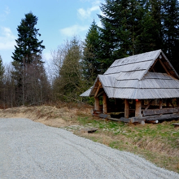 sianki2014a Sianki, wiata BdPN przy skręcie ścieżki w kierunku dworu Stroińskich, 2014 (foto: P. Szechyński)