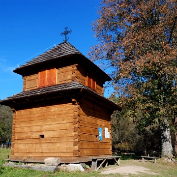 DSC_0005a Łopienka, dzwonnica, jesień 2013 (fot. P. Szechyński)