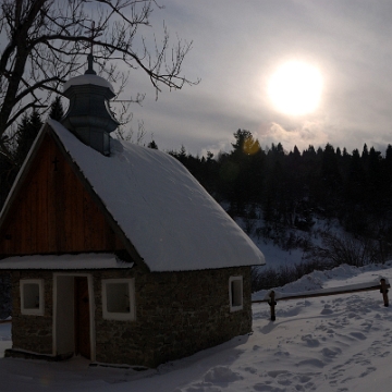 DSC_0023aa Łopienka, kaplica grobowa, styczeń 2012 (fot. P. Szechyński)