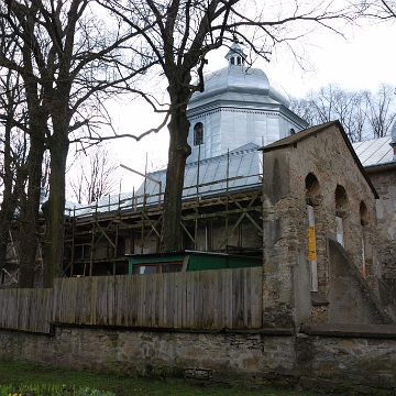 DSC_0004a Baligród, cerkiew, nowe blachy tuż po wymianie, kwiecień 2010 (fot. P. Szechyński)