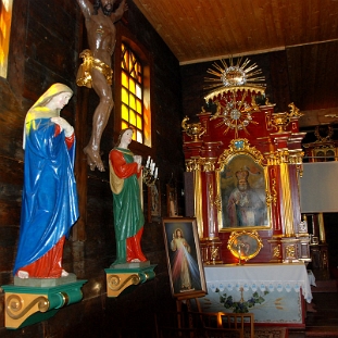 DSC_0035 Czarna, cerkiew, z lewej przywiezione z sokalszczyzny figury, na wprost fragment ikonostasu - wizerunek św. Mikołaja, 2009 (foto: P. Szechyński)