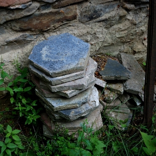 DSC_0078 Krywe, cerkiew, płytki z posadzki, obecnie w ruinie, 2016 (foto: P. Szechyński)