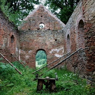 DSC_0082 Krywe, cerkiew greckokatolicka pw. św. Paraskiewii z 1842 roku, obecnie w ruinie, 2016 (foto: P. Szechyński)