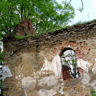 P5230133 Krywe, cerkiew greckokatolicka pw. św. Paraskiewii z 1842 roku, obecnie w ruinie, 2005 (foto: P. Szechyński)