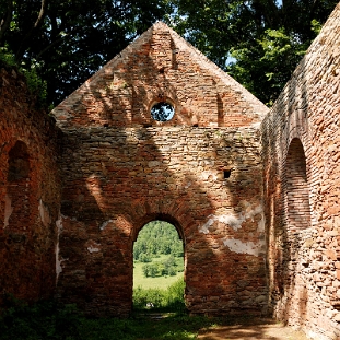DSC_0052 Krywe, cerkiew greckokatolicka pw. św. Paraskiewii z 1842 roku, obecnie w ruinie, 2013 (foto: P. Szechyński)