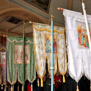 osadne2011p Osadne, cerkiew prawosławna, chorągwie procesyjne, 2011 (foto: P. Szechyński)