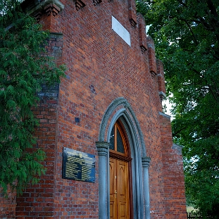 DSC_0056a Ustianowa, kryta kołomyjską dachówką neogotycka kaplica grobowa rodziny Szemelowskich, stojąca obok cerkwi, 2010 (foto: P. Szechyński)