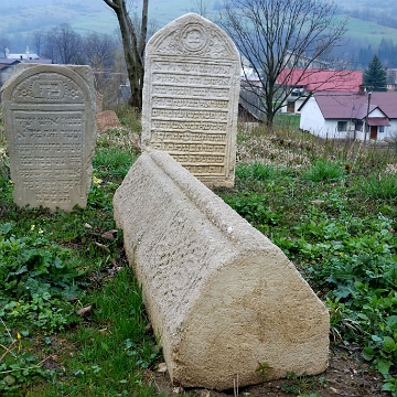 DSC_0270 Baligród, kirkut, macewy i nagrobek tumbowy, 2010 (foto: P. Szechyński)