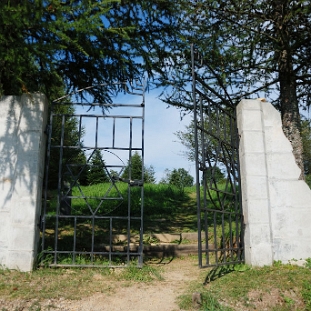 DSC_0113a Lutowiska, cmentarz żydowski - kirkut, brama wejściowa, 2017 (foto: P. Szechyński)
