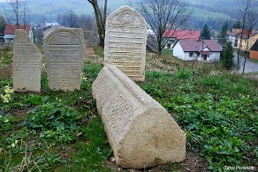 DSC_0270 Baligród, kirkut, macewy i nagrobek tumbowy, 2010 (foto: P. Szechyński)