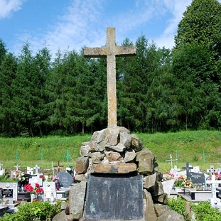 balig10p Baligród, cmentarz parafialny, zbiorowa mogiła zamordowanych przez UPA w sierpniu 1944, 2010 (foto: P. Szechyński)