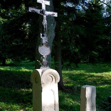 berehy2010i Berehy Górne, cmentarz, 2010. Z prawej nagrobek Iwana Buchwaka, zm. 1897 (foto: P. Szechyński)
