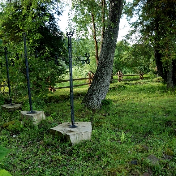 bukowiec2016e Bukowiec, miejsce po cerkwi, krzyże ze zwieńczeń, 2016 (foto: P. Szechyński)