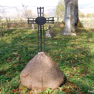 dzwiniacz2006d Dźwiniacz Górny, cmentarz, grób Józefa Sikorskiego, obecnie stoi na drugim cmentarzu, 2006 (foto: P. Szechyński)