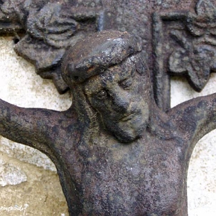 krywe77 Krywe, krzyż z nagrobka Pisarczuków, kiedyś wisiał na ścianie frontowej cerkwi, 2006 (foto: P. Szechyński)