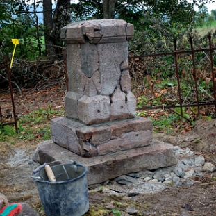 lipie11 Lipie, cmentarz podczas remontu, posklejany z wielu kawałków nagrobek o. Iwana Dmytrasewycza, *1863 +1892 - obóz Magurycza, 08.2017 (foto: P. Szechyński)