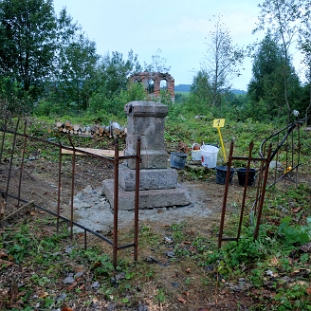 lipie6 Lipie, cmentarz podczas remontu, posklejany z wielu kawałków nagrobek o. Iwana Dmytrasewycza, *1863 +1892 - obóz Magurycza, 08.2017 (foto: P. Szechyński)