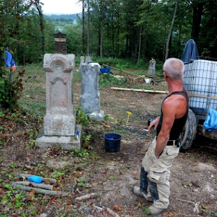 lipie8 Lipie, cmentarz podczas remontu, Szymon Modrzejewski - obóz Magurycza, 08.2017 (foto: P. Szechyński)