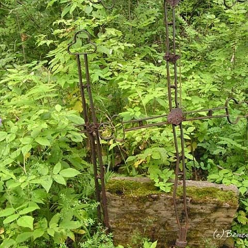 225457radziejowa4 Radziejowa, krzyże ze zwieńczenia cerkwi, 2005 (fot. J. Milczanowska)