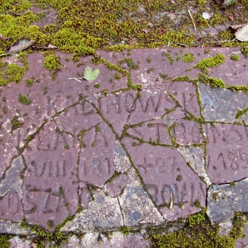 siaanki2005a Sianki, płyta nagrobna Klary Kalinowskiej Stroińskiej z błędną datą śmierci. Obecnie tablice są po renowacji, Klara zmarła w roku 1869, 2005 (foto: P....