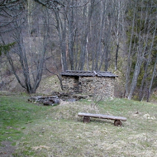 P1010121 Sianki, tzw. Grób hrabiny, wiosna 2002 (foto: P. Szechyński