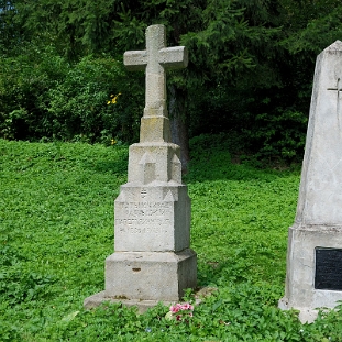 szczawne2010j Szczawne, cmentarz, z prawej nagrobek Bronisławy z Lewickich Moysewiczowej (zm.25.04.1916), 2010 (foto: P. Szechyński)