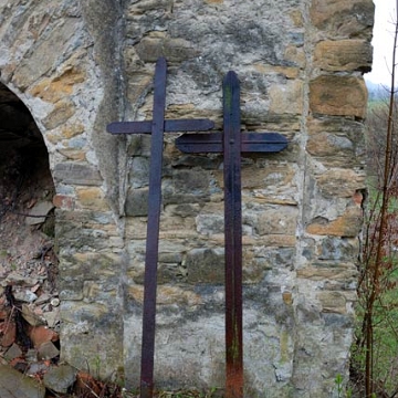 terka1 Terka, cmentarz, krzyże obok dzwonnicy, 2010 (foto: P. Szechyński)