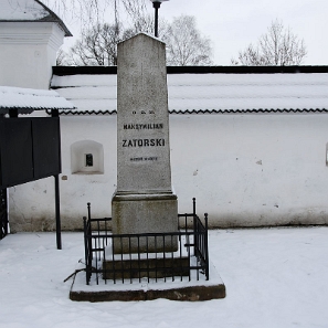 uherce2009e Uherce Mineralne, 2009. Nagrobki dawnych właścicieli okolicznych wsi przy kościele z 1757r., (foto: P. Szechyński)