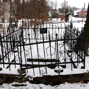 uherce2009j Uherce Mineralne, cmentarz obok nieistniejącej cerkwi, grób proboszcza G.Makara i jego żony Emilii, rok 2009 (foto: P. Szechyński)