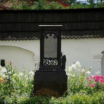 uherce3 Uherce, nagrobki przy kościele, 2010. Karol Skibiński, właściciel dóbr Uherce, zm. 27.02.1864 (foto: P. Szechyński)