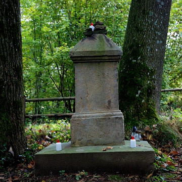 06d Zawój, jedyny zachowany nagrobek rodziny Fidyrko, 2014 (foto: P. Szechyński)