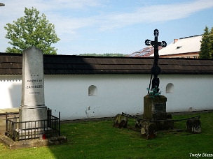 Uherce Mineralne, cmentarz