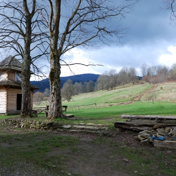 lopienka2010e Łopienka, dzwonnica, wiosna 2010 (foto: P. Szechyński)