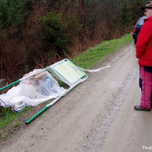 balnica2008b Balnica, droga na terenie dawnej wsi, montaż tablicy z informacją o kaplicy na trasie ściezki turystycznej. Na zdjęciu Wojtek "Kiju" Gosztyła, 2008 (foto: P....