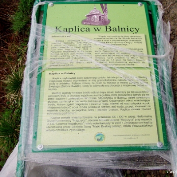 balnica2008c Balnica, droga na terenie dawnej wsi, montaż tablicy z informacją o kaplicy na trasie ściezki turystycznej, 2008 (foto: P. Szechyński)