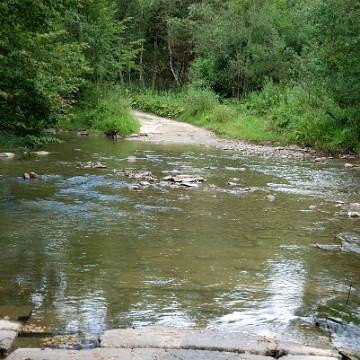 rosolin2010a Rosolin, bród przez potok na drodze na tereny dawnej wsi, 2010 (foto: P. Szechyński)