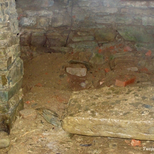 tworylne2005j Tworylne, wnętrze krypty grobowej na terenie dawnej cerkwi, 2005 (foto: P. Szechyński)