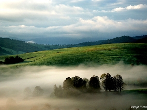 Radziejowa i Tyskowa oraz przełęcz nad Stężnicą i przełęcz Hyrcza z widokami na te sąsiadujące ze sobą wsie a także w kierunku Stężnicy