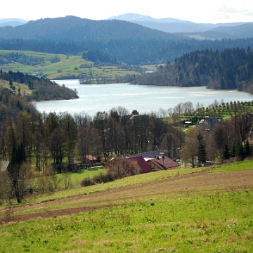 solina2011a Polańczyk, widok na Zalew Soliński, wiosna 2010 (foto: P. Szechyński)