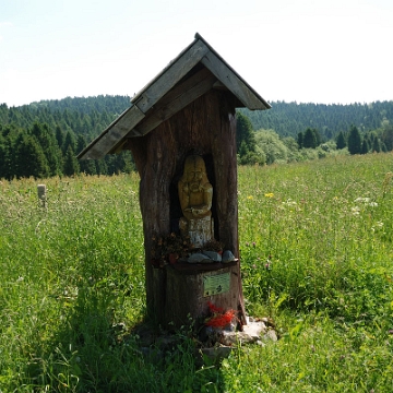 lutowiska2019 Lutowiska, kapliczka pamięci 13 polskich rodzin, zamordowanych w Lutowiskach w dniach 20-22 lipca 1944r., 2019 (foto: P. Szechyński)