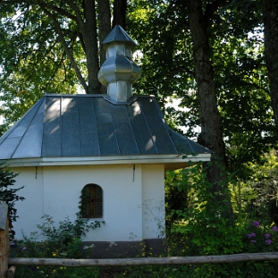 maniow11 Maniów, kapliczka z pocz. XXw., po remoncie, który miał miejsce w maju 2017. Stan na sierpień 2018 (foto: P. Szechyński)