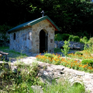 rzepedz1 Kapliczka Św. Huberta przy drodze Rzepedź - Prełuki. Zbudowana obok ruin starej kapliczki, 2018 (foto: P. Szechyński)