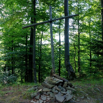 wejaw2012a Krzyż pod Jawornikiem, przy szlaku Wetlina - Riaba Skała, 2012 (foto: P. Szechyński)