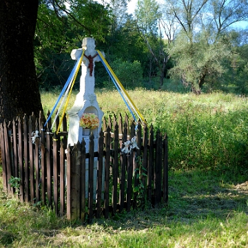 zlobek2010a Żłobek, krzyż przydrożny na przeciw cerkwi, 2010 (foto: P. Szechyński)