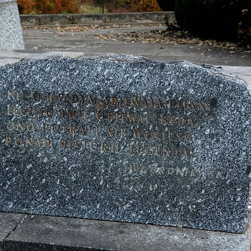 walter2013a Jabłonki, pomnik gen. Karola Świerczewskiego. W 2018 roku został rozebrany, 2013 (foto: P. Szechyński)