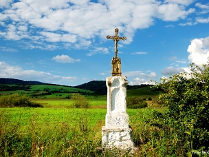 Krzyże przydrożne i inne Bieszczadzkie krzyże przydrożne, krzyże stawiane z różnych innych okazji oraz symboliczne cmentarze z okresu I wojny