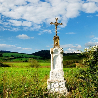 Krzyże przydrożne i inne Bieszczadzkie krzyże przydrożne, krzyże stawiane z różnych innych okazji oraz symboliczne cmentarze z okresu I wojny