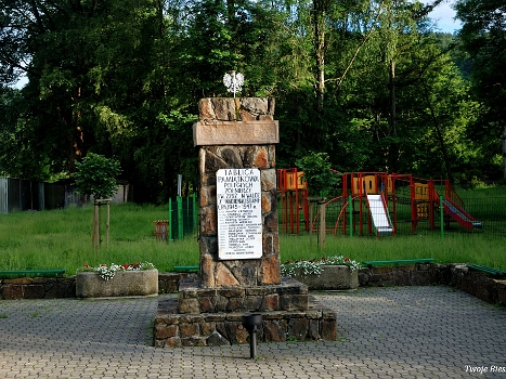 Miejsca pamięci Bieszczadzkie pomniki, cokoły, pamiątkowe głazy oraz inne miejsca upamiętniające różnego rodzaju wydarzenia