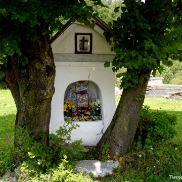 srednie2004a Kapliczka, Średnie Wielkie (Serednie), 2004 (fot. P. Szechyński)