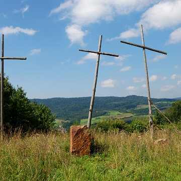 baligrod3k Baligród, trzy krzyże będące jedną ze stacji drogi krzyżowej, 2018 (foto: P. Szechyński)